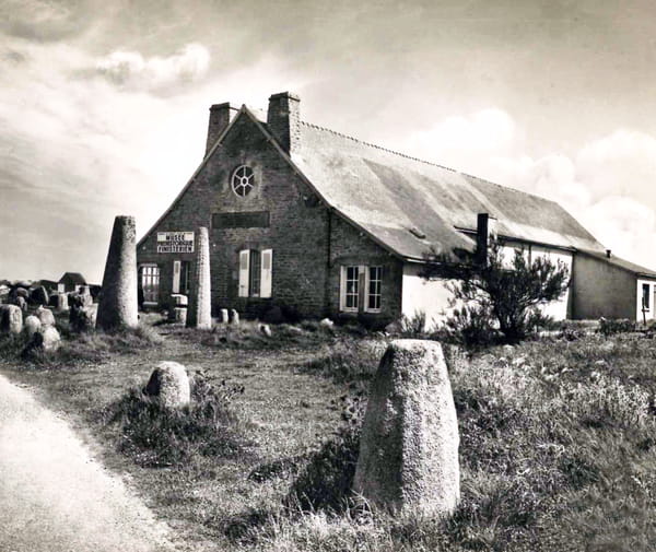 Photo ancienne du Musée de la Préhistoire, noir et blanc