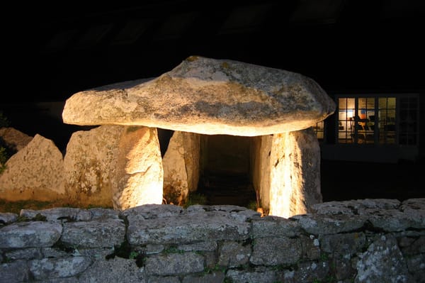 Le musée de la Préhistoire finistérienne la nuit (Photo Martine Cariou)